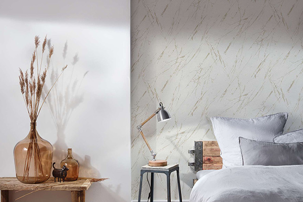 Grafische Tapete im Schlafzimmer in hellen Farben mit goldenen Akzenten für eine moderne und stilvolle Raumwirkung