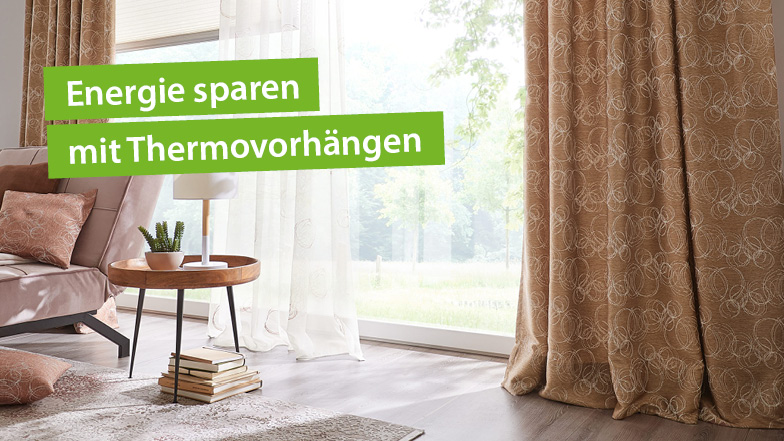 Wohnzimmer mit Bildaufschrift: Energie sparen mit Thermovorhängen
