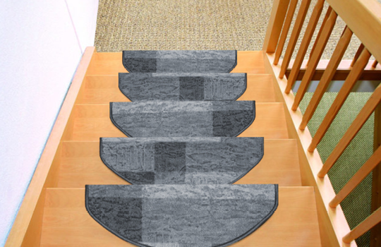 Halbrunde blaue Stufenmatten nach Wunschmaß auf einer Treppe.