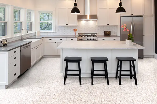 Moderne Küche mit Kücheninsel, Beispielbild für Vinylboden in Feuchträumen.