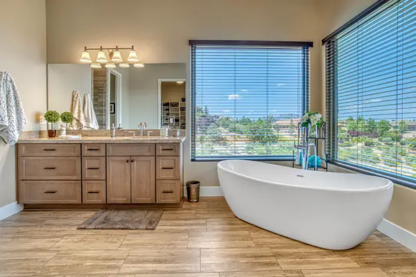 Badezimmer mit Vinylboden in Holzoptik, pflegeleichter und wasserfester Vinylboden.