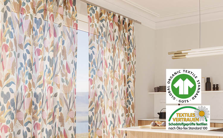 Nachhaltige Gardinen aus Naturfasern vor einem Fenster in einer Küche.