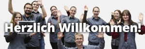 9 Mitarbeiter in einem freudigen Gruppenbild, Text "Herzlich Wilkommen".