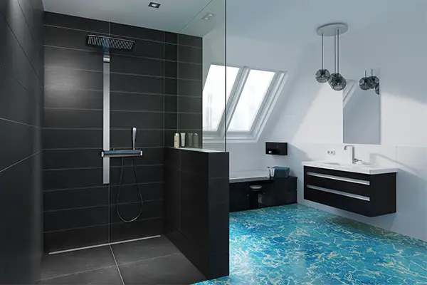 Badezimmer mit Vinylboden in auffälliger Meeresoptik, der dem Raum einen frischen und maritimen Charakter verleiht.