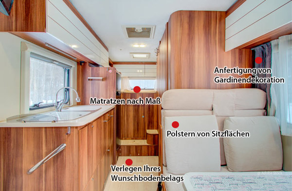 Innenaufnahme eines Wohnwagens mit Beispielen der möglichen Services, wie Verlegen von Boden, Polstern von Sitzen und mehr.
