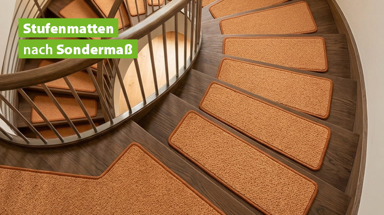 Stufenmatten in verschiedenen Maßen liegen auf einer braunen Holztreppe