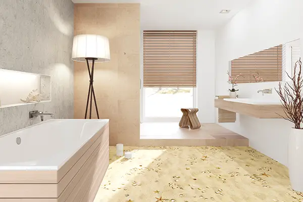 Beiges Badezimmer mit Vinylboden in Muschel- und Strandoptik.