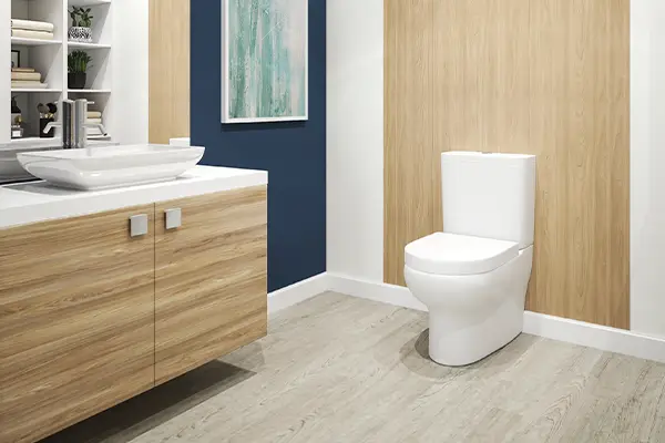 Gemütliches Bad mit Vinyl auf dem Boden und an der Wand.