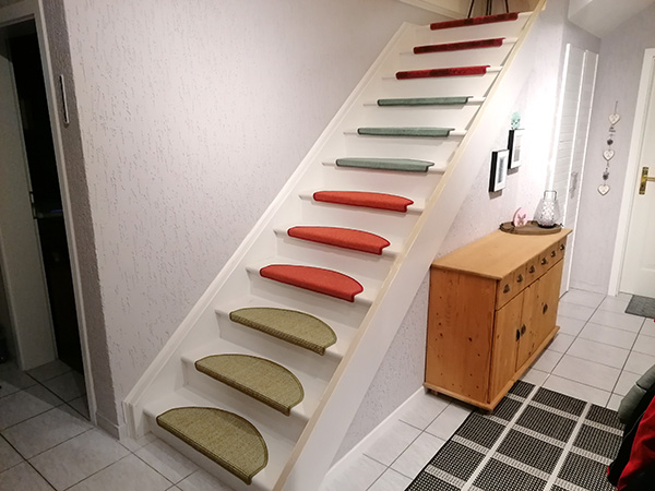 Treppe mit Stufenmatten.