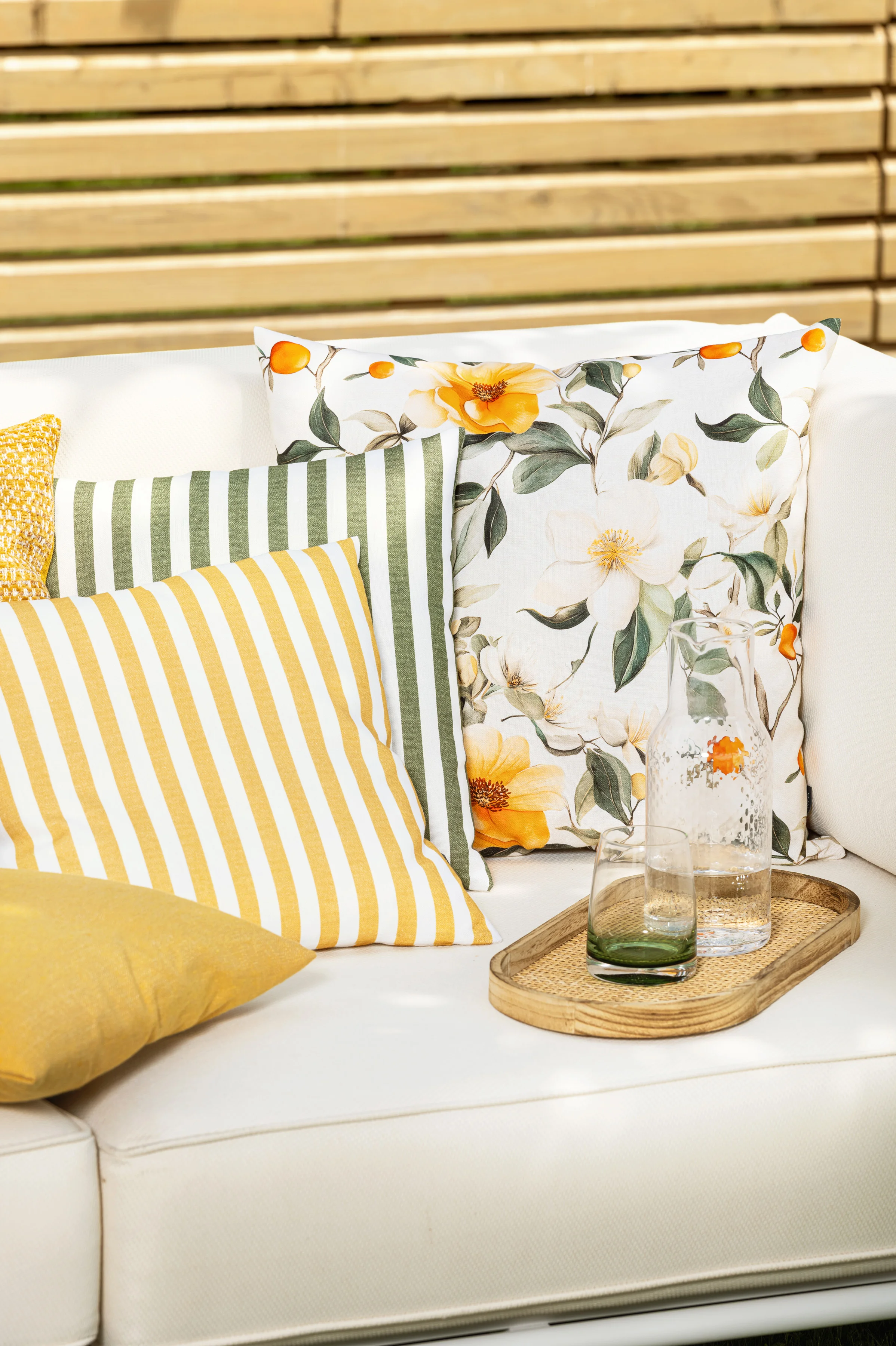 Kissenbezug mit floralem Muster und Blättern 50 x 50 cm