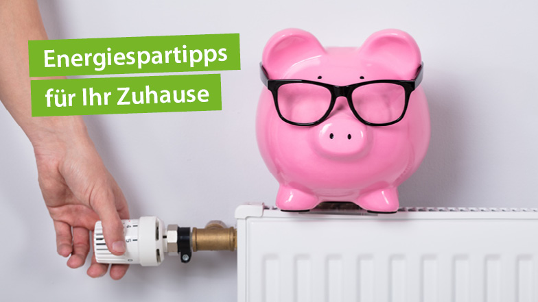 Stimmungsbild: Sparschwein sitzt auf der Heizung