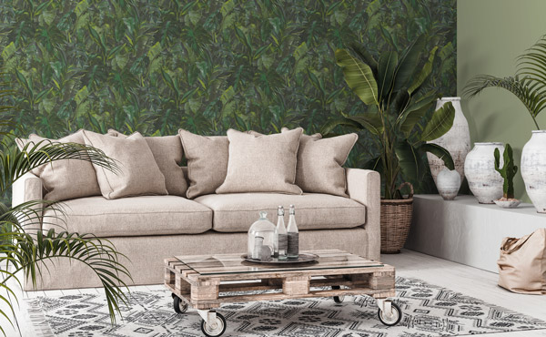 Grüne, natürliche Tapete lässt das Wohnzimmer Naturnah aussehen.