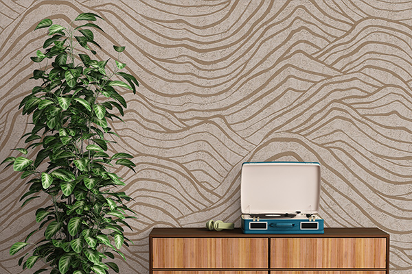 Beige-braune Tapete mit Wellenstruktur im Wohnraum.