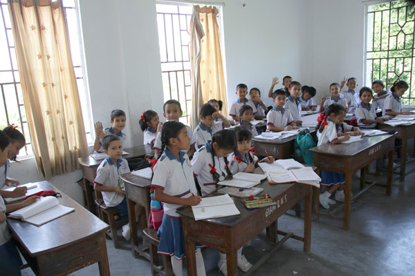 Schulzimmer einer Schule in Nepal, 24 Kinder sind zu sehen.