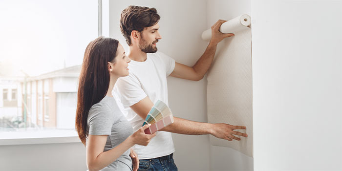 Paar entscheidet sich für Tapeten und Farben in Ihrem neuen Zuhause