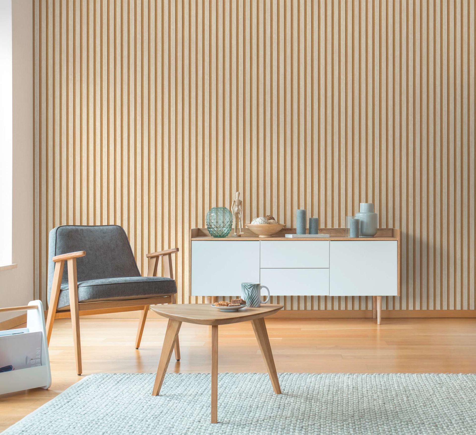 Wandgestaltung mit Tapete in Holzoptik als dekorativem Akustikpanee