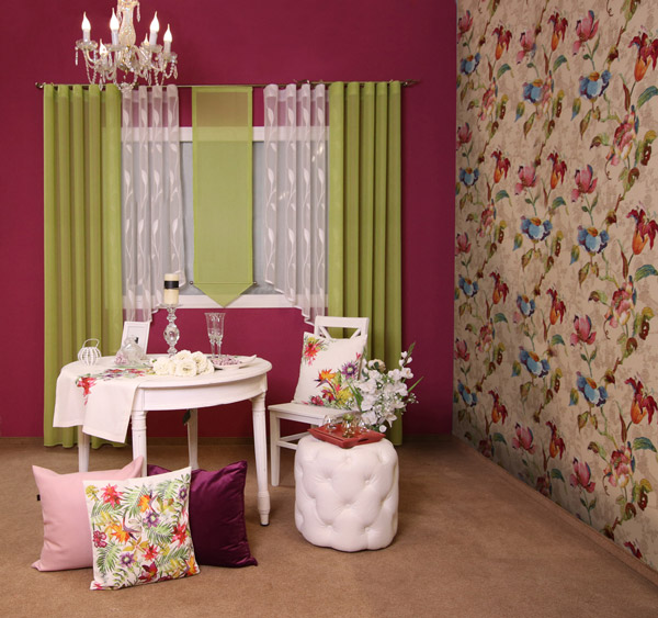 Nett eingerichtete Wohnecke mit grüner Gardine auf Kardinalsroter Wand.