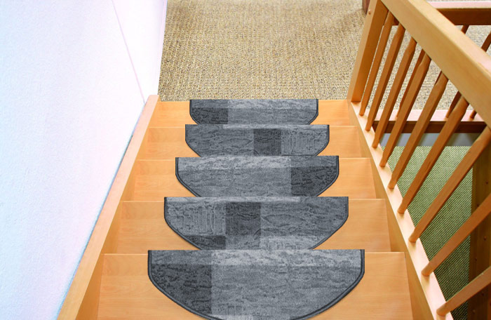 Stufenmatte Icona in der Farbe grau liegt auf einer Treppe